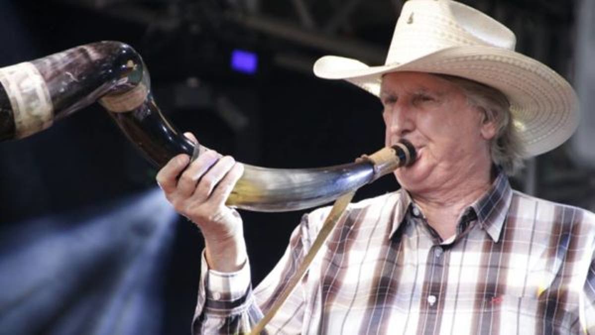 Shows de Sérgio Reis são cancelados após cantor armar protesto contra o STF