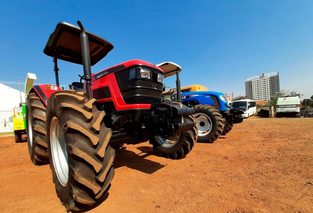 Prefeitura de Siqueira Campos entrega tratores e realiza feirão de adoção