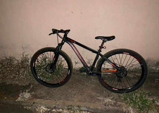 Suspeito pratica assalto a mão armada e foge de bicicleta dando tiro para o alto