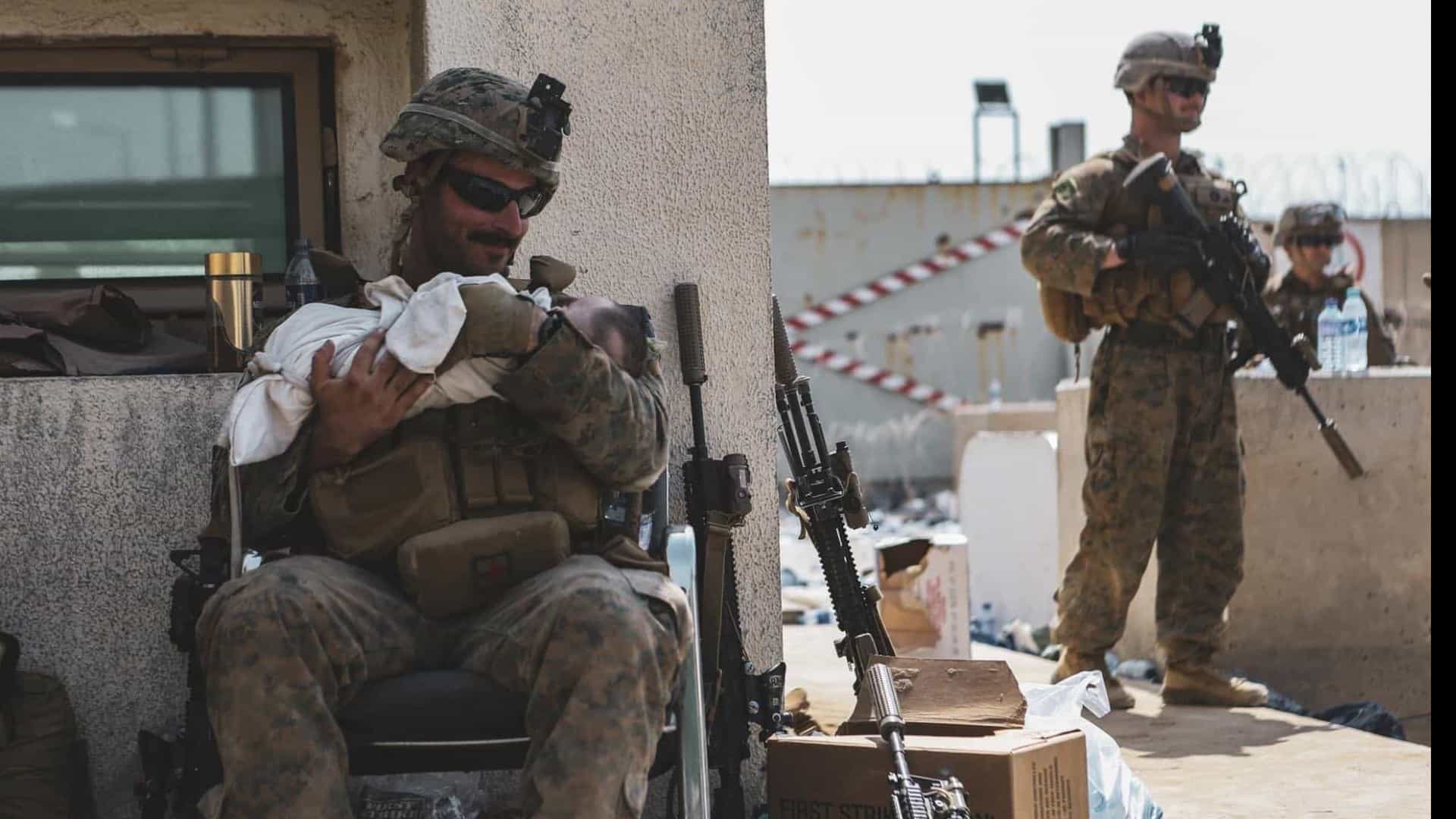 Nova foto viral. Fuzileiro dos EUA acalma bebê no aeroporto de Cabul