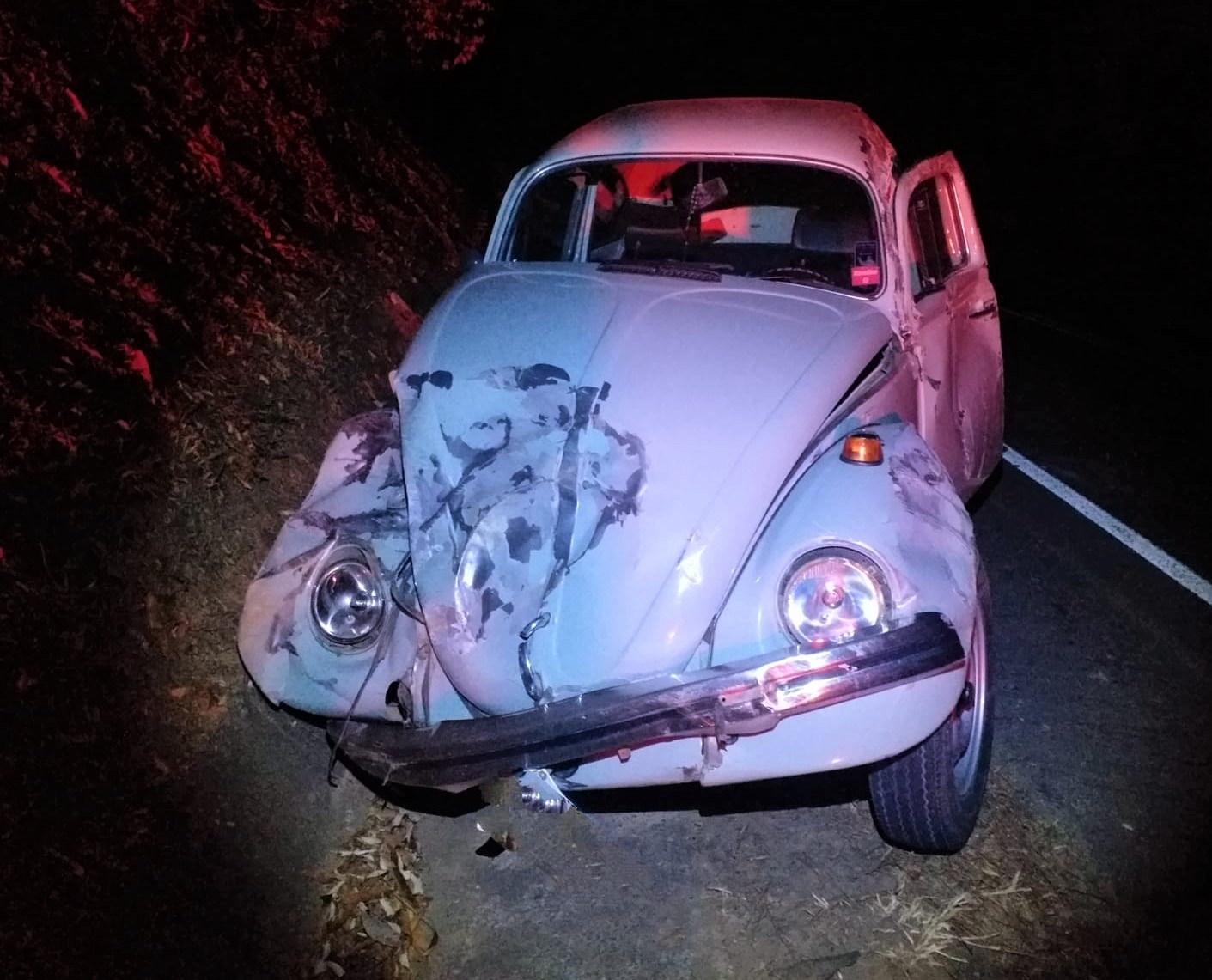 Fusca atinge barranco e capota na PR-272 em Japira