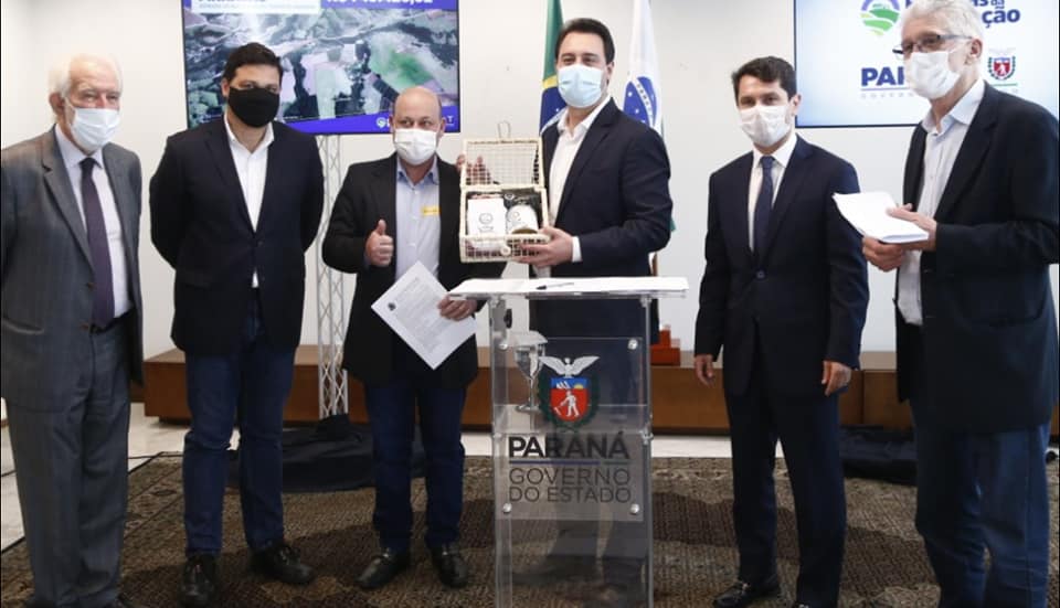 Prefeito Dionísio presenteia Ratinho Junior com cafés produzidos em Pinhalão