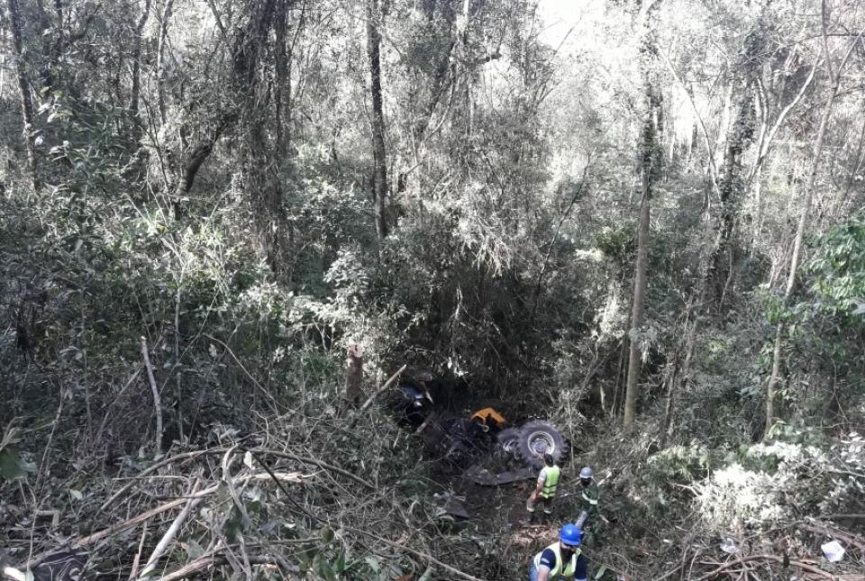 Homem fica ferido após trator cair em ribanceira de 70 metros em Ibaiti