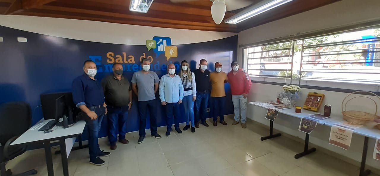 Prefeitura e Sebrae firmam parceria para fomentar a economia de Pinhalão