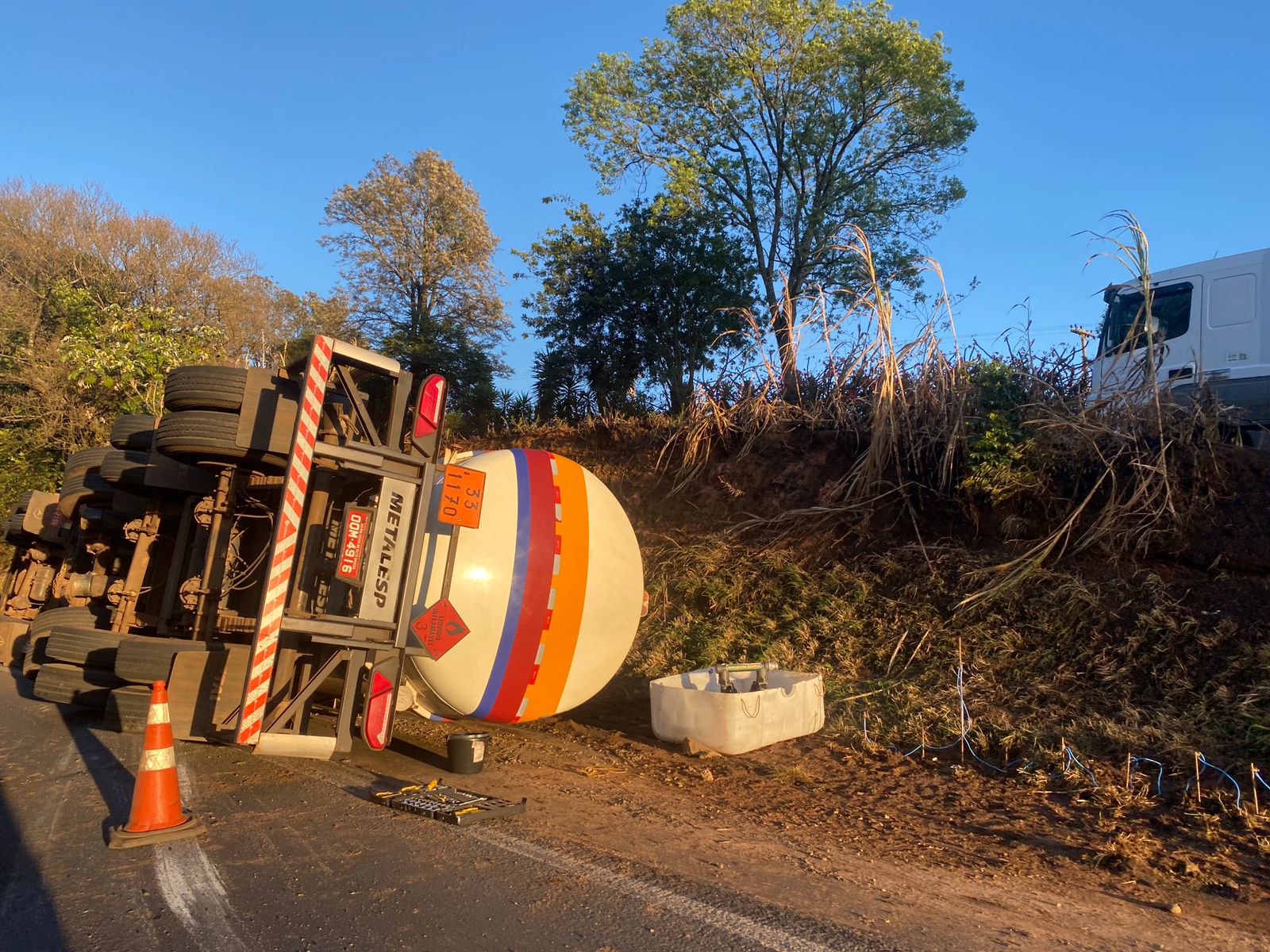 Carreta carregada com etanol tomba no trevo de Calógeras