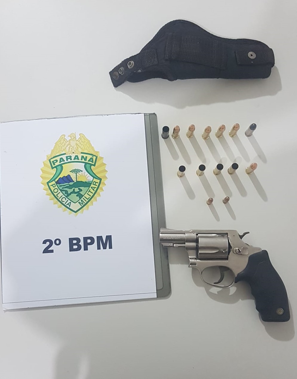 Homem é preso após trocar tiros e tentar subornar os policiais