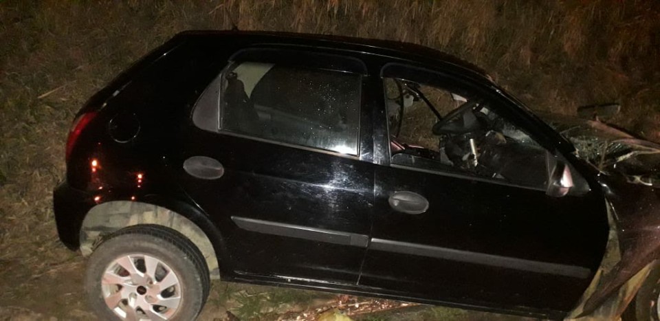 Motorista fica preso às ferragens em colisão entre carro e carreta