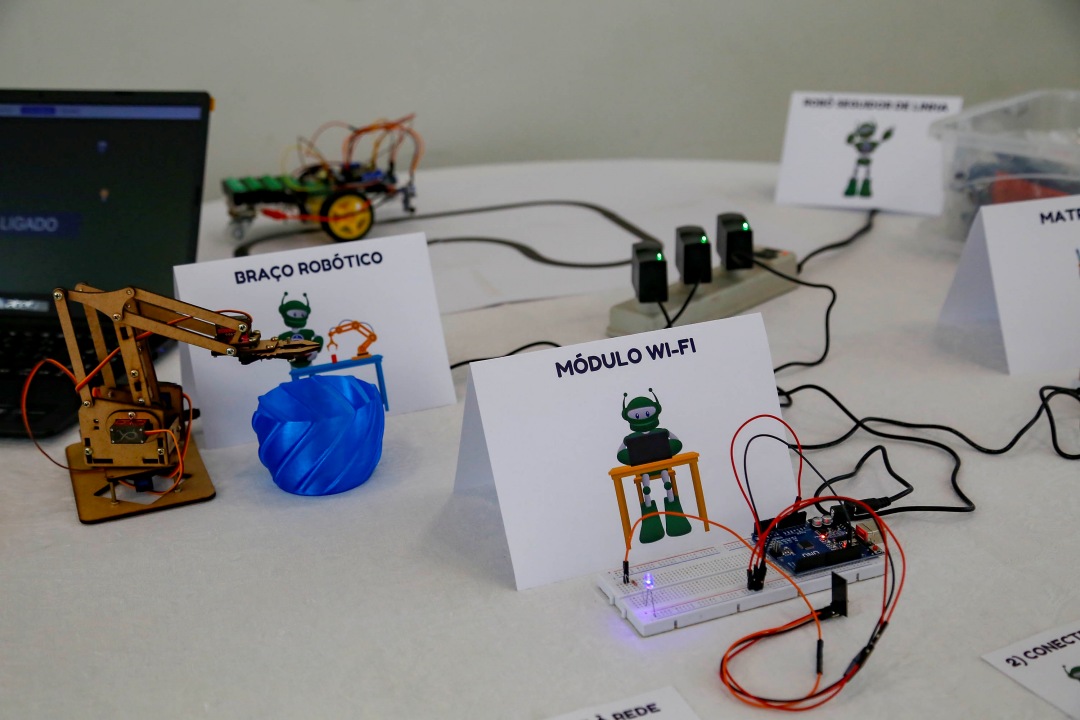 Romanelli entrega kit de Robótica para prefeitura de Jundiaí do Sul