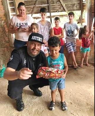 Abutre´s Moto Clube entrega presentes durante ação social em Siqueira Campos