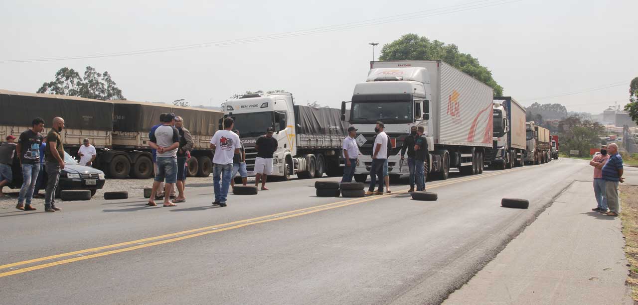 Protestos bloqueiam a PR-092 em Wenceslau Braz e BR-153 em Santo Antônio da Platina