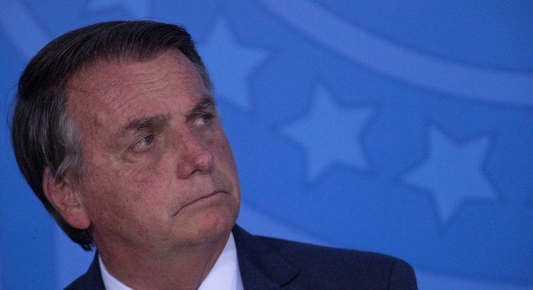 Bolsonaro pede que caminhoneiros liberem rodovias para evitar impactos econômicos