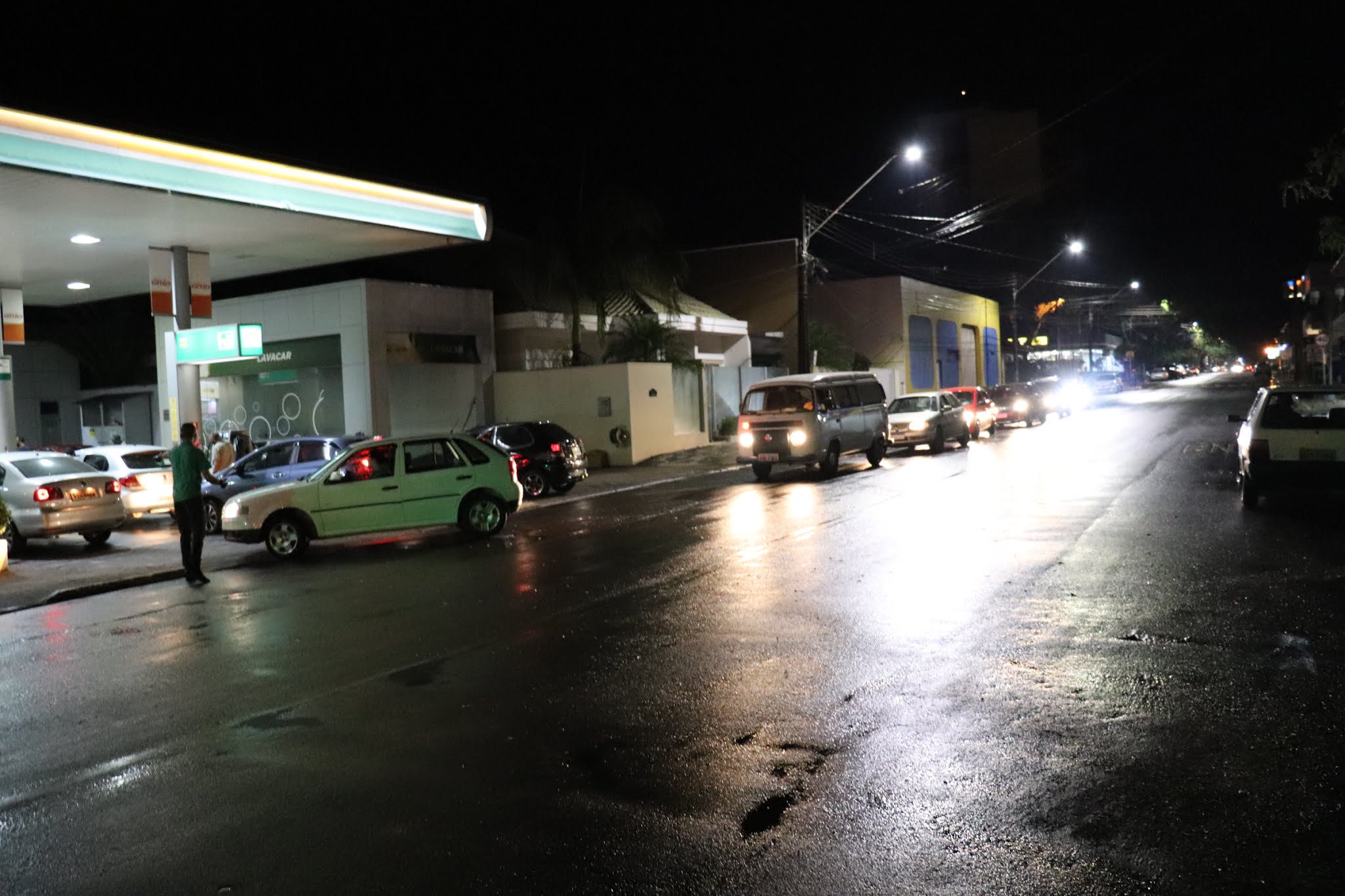 População faz filas em postos de combustíveis e já falta gasolina e etanol na região