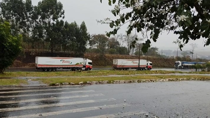 Caminhoneiros liberam a PR-092 em Arapoti