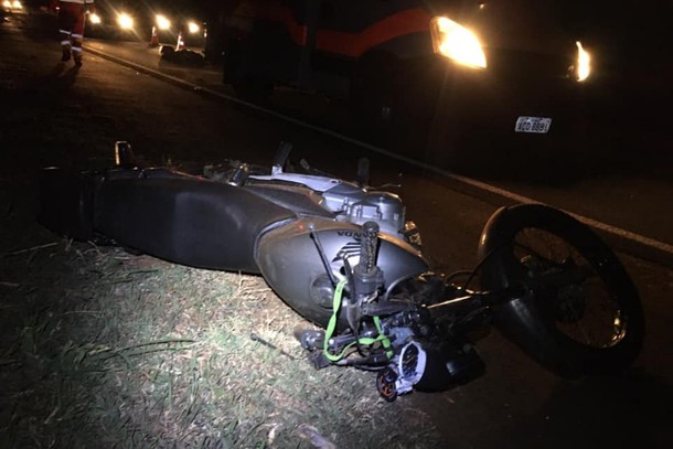 Motociclista morre após bater em arvore e ser atingido por caminhonete