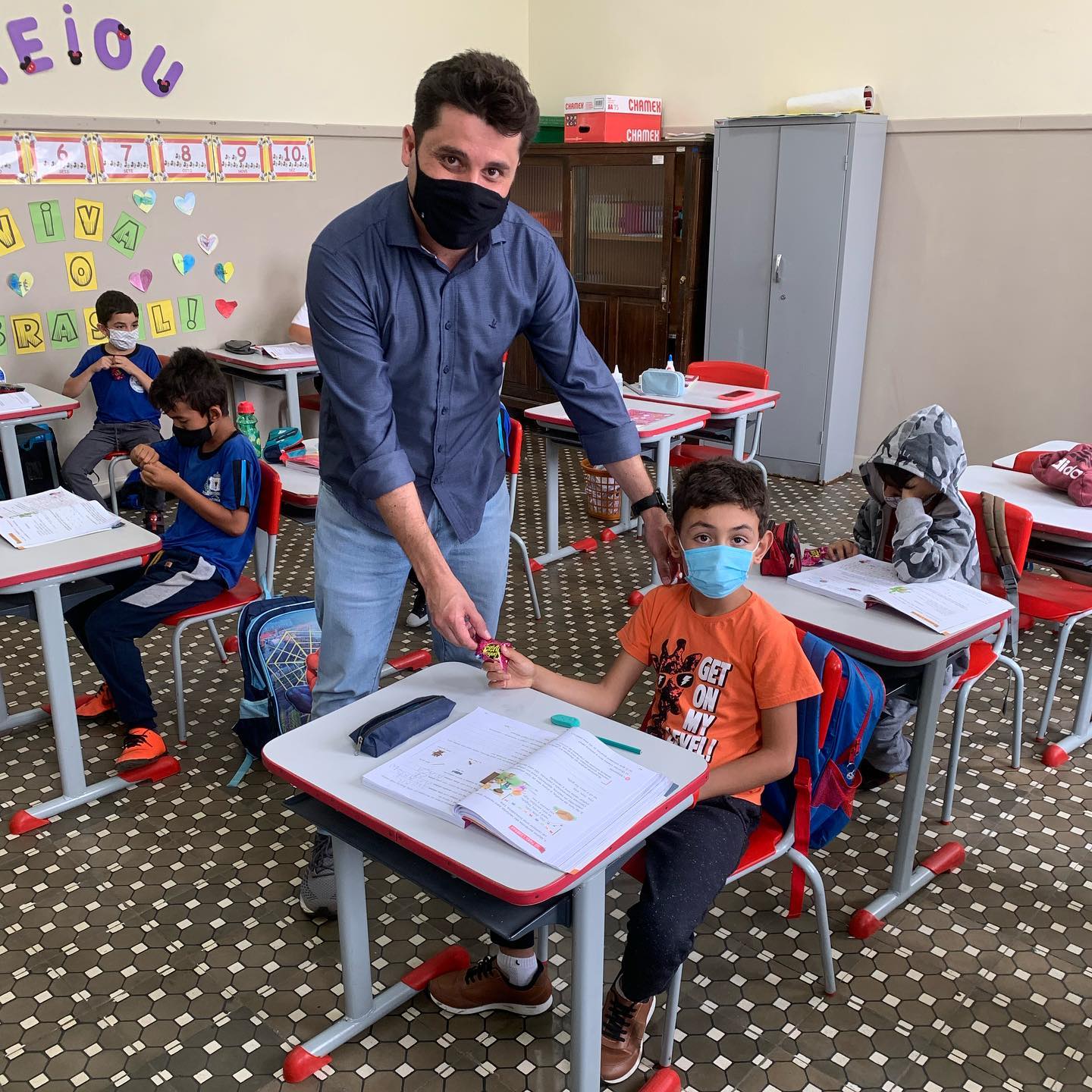 Flávio Zanrosso visita alunos na Escola Municipal Ademar Haruo Ishii