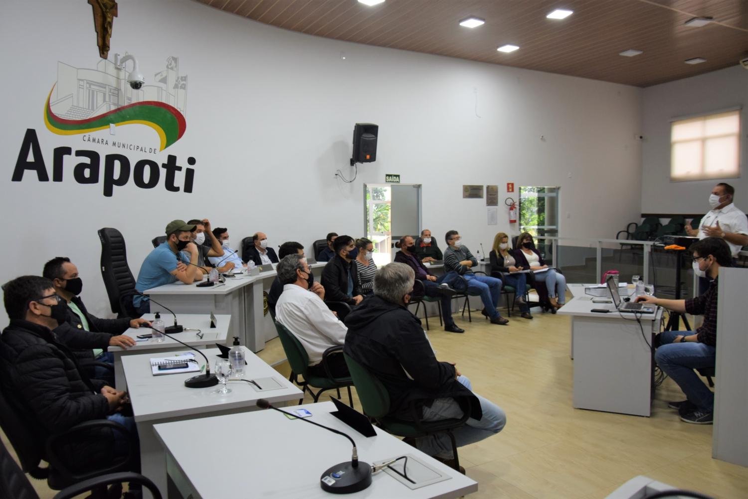 Vereadores e agentes da prefeitura de Arapoti participam de reunião com representantes da AMCG