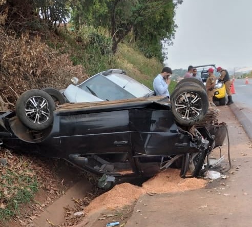 Carros batem e um deles capota na PR-092 em Siqueira Campos