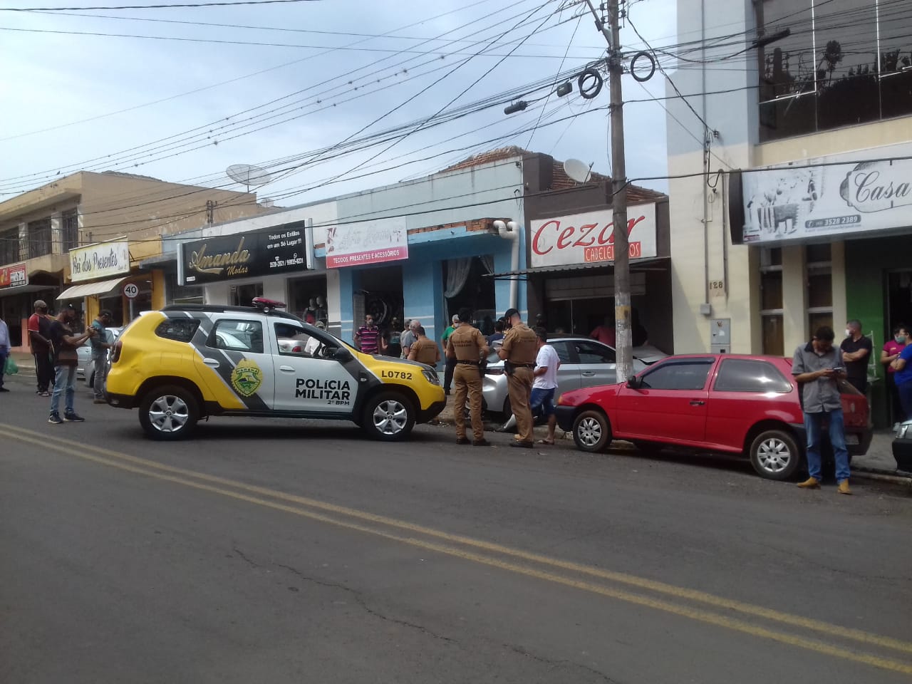 Carro bate em veículos parados e quase invade salão de cabeleireiro em Wenceslau Braz