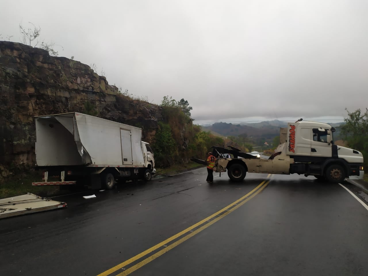 Caminhoneiro fica ferido em acidente na PR-151 em Ribeirão Claro
