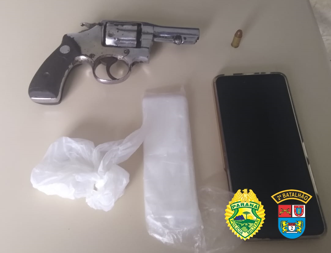 Homem é preso após ameaçar esposa de morte com um revólver