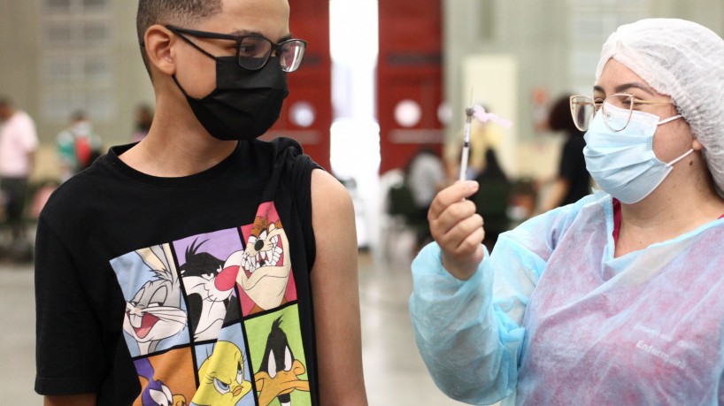 Ministério da Saúde recomenda suspensão da vacinação contra Covid para adolescentes