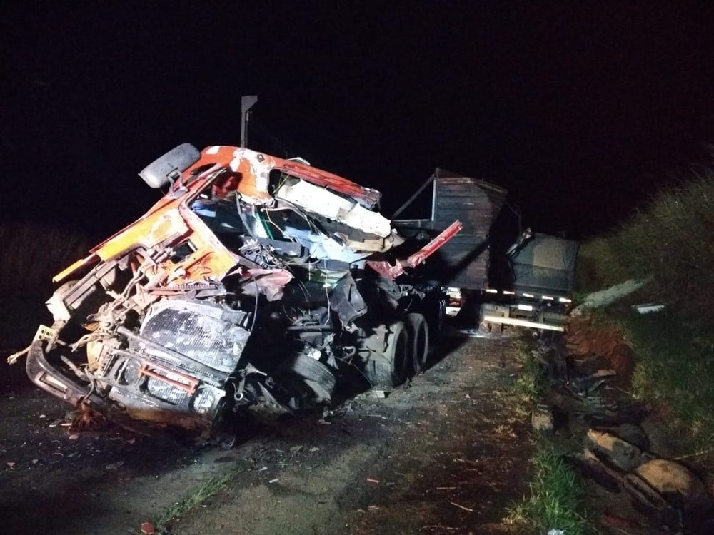 Motoristas de Ibaiti e Castro morrem em acidente com caminhões em Cornélio Procópio