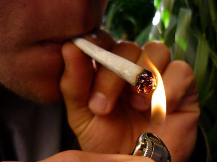 Adolescentes são flagrados fumando maconha e dizem a polícia que só estavam “curtindo uma”