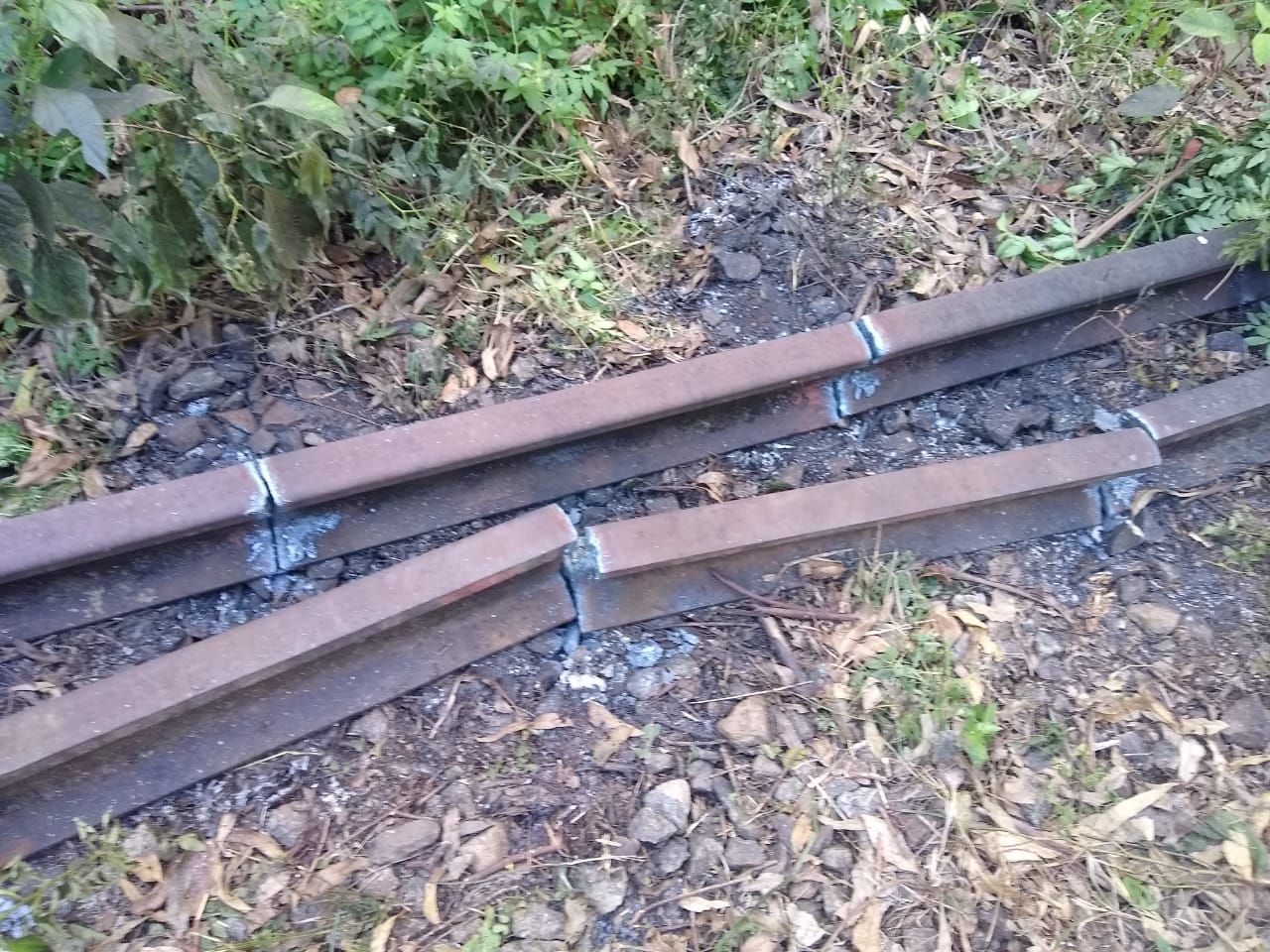 PM prende cinco pessoas que estavam futando barras de ferro na linha férrea