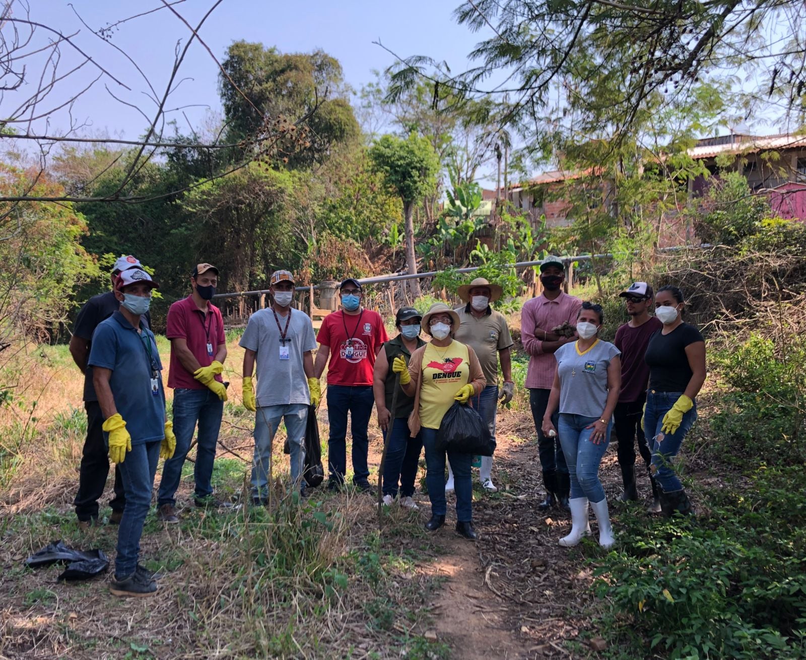 Equipes da prefeitura realizam limpezas e plantam árvores em Siqueira Campos