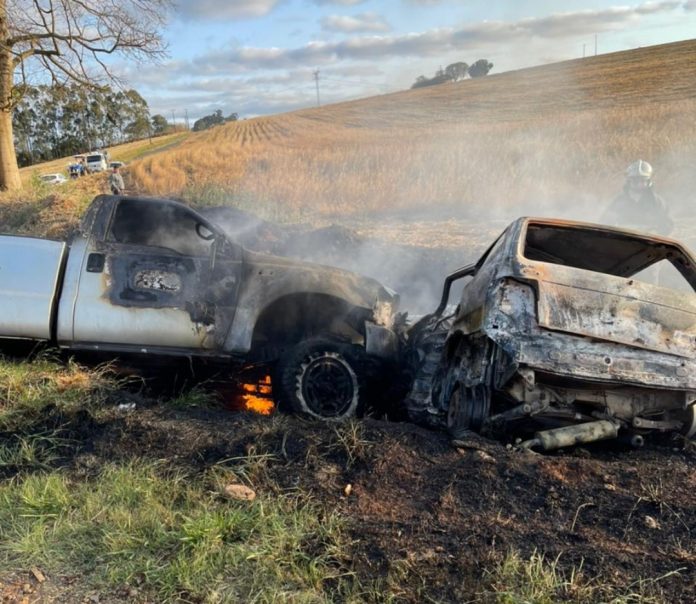 Mulher morre carbonizada em acidente entre carro e caminhonete