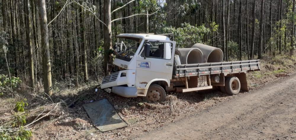 Caminhão da prefeitura carregado com manilhas bate em árvore