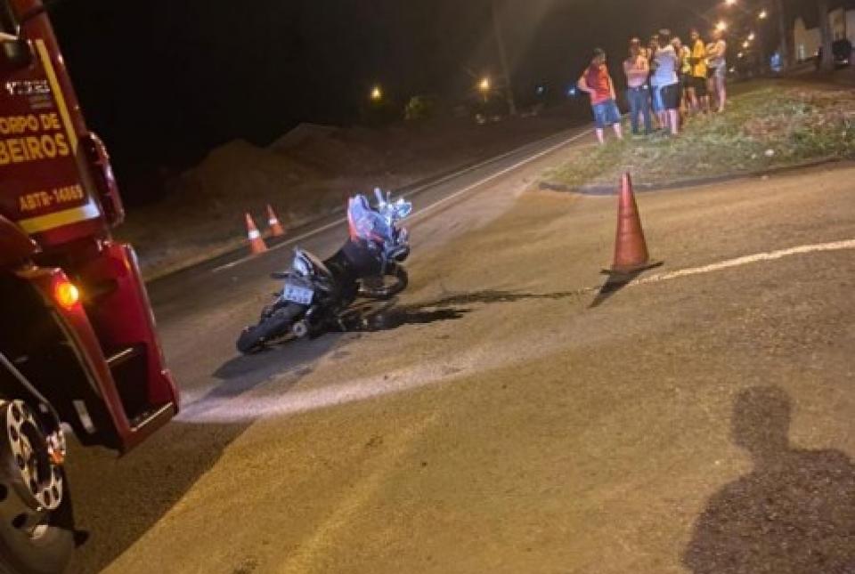 Criança morre e mulher fica ferida em acidente entre moto e caminhonete