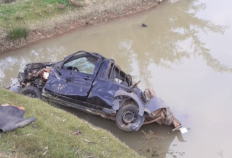 Caminhonete sai da pista, capota e motorista morre em Ibaiti