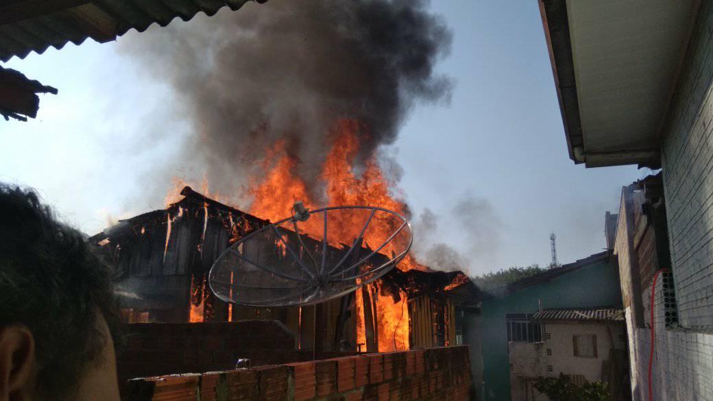 Residência é destruída por incêndio em Tomazina