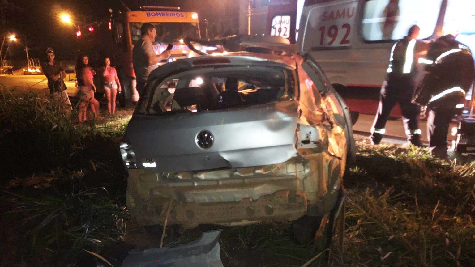 Motorista fica ferido ao capotar Gol em Siqueira Campos