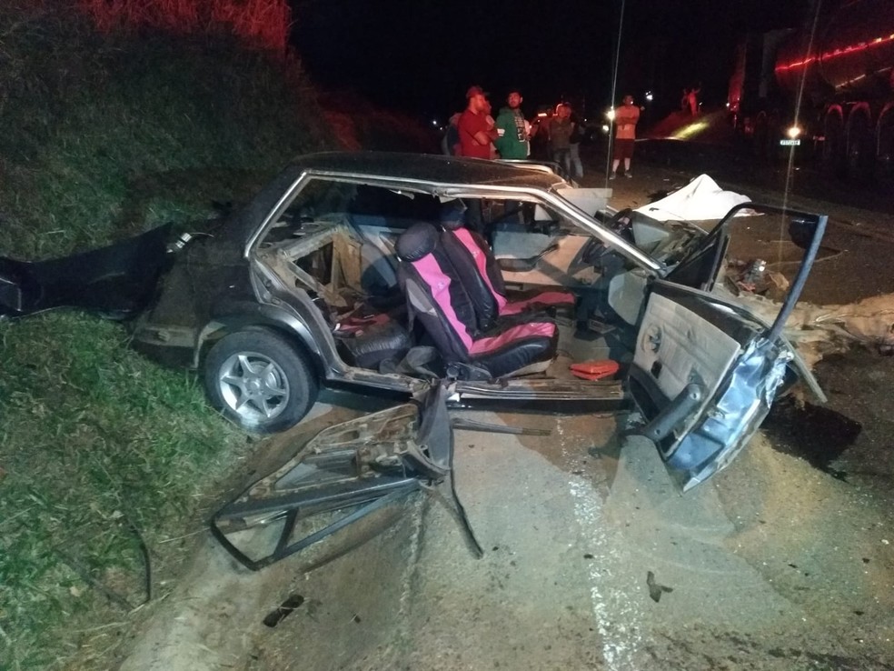 Motorista morre em acidente entre carro e dois caminhões