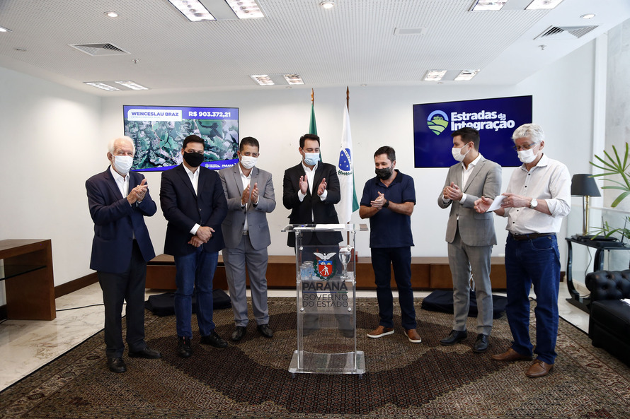 Wenceslau Braz assina convênio de quase R$ 1 milhão para obras na estrada do Ribeirão Novo