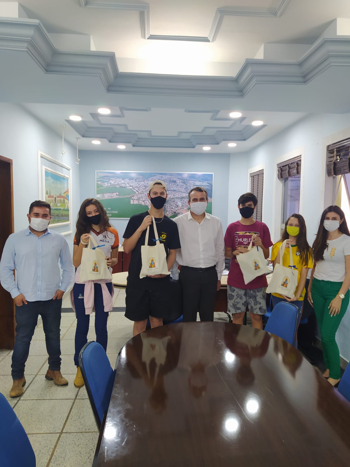 Prefeito Irani recebe vereadores mirins para um bate papo sobre política e cidadania