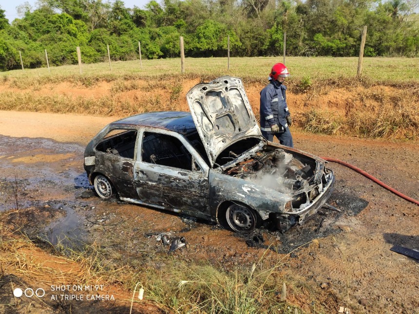 Automóvel é destruído pelo fogo em Conselheiro Mairinck