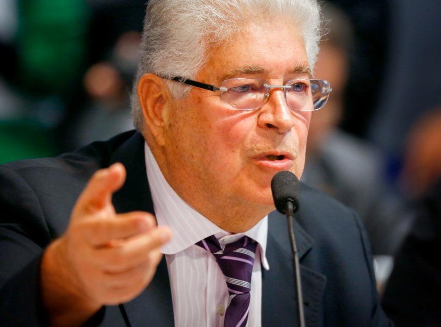 Requião pede inelegibilidade de Flávio Arns por improbidade administrativa
