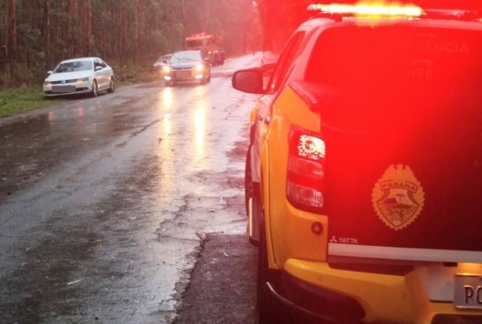 Colisão entre carro e caminhonete deixa dois feridos na PR-272 em Japira