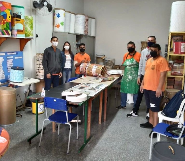 Alunos da APAE de Wenceslau Braz utilizam material reciclável para criar peças de artesanato