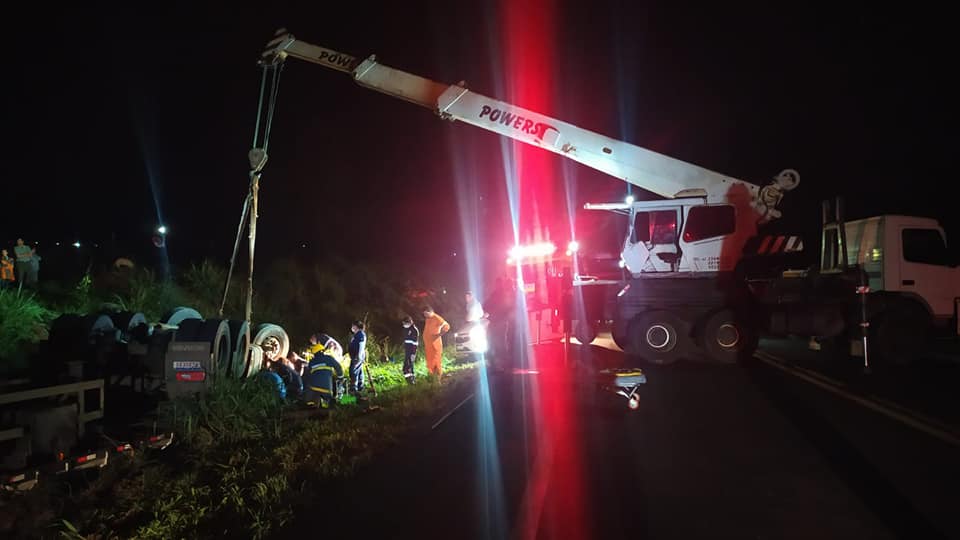 Carreta tomba na PR-092 entre Siqueira Campos e Quatiguá