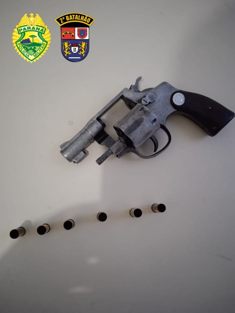 Homem é preso com revólver após dar tiros no meio da Rua em Pinhalão