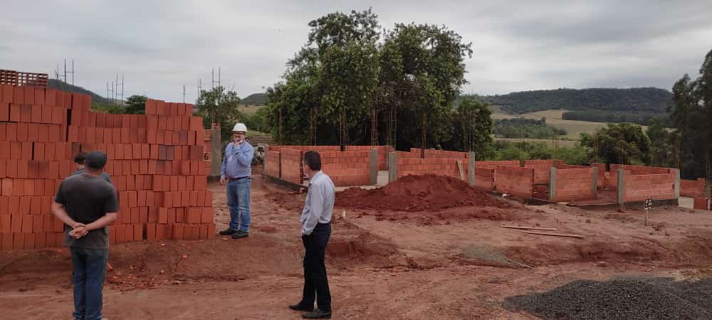 Prefeito e agentes da Cohapar vistoriam obras de casas populares em Jundiaí do Sul