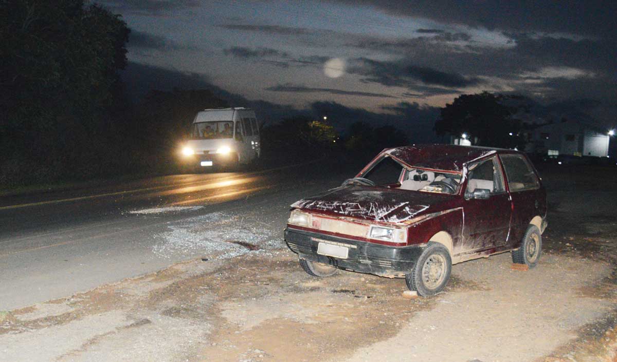 Carro capota e mulher fica ferida na PR-092 em Wenceslau Braz