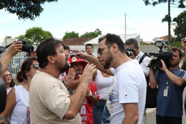 Grupos pró e anti-Lula brigam perto da PF em Curitiba