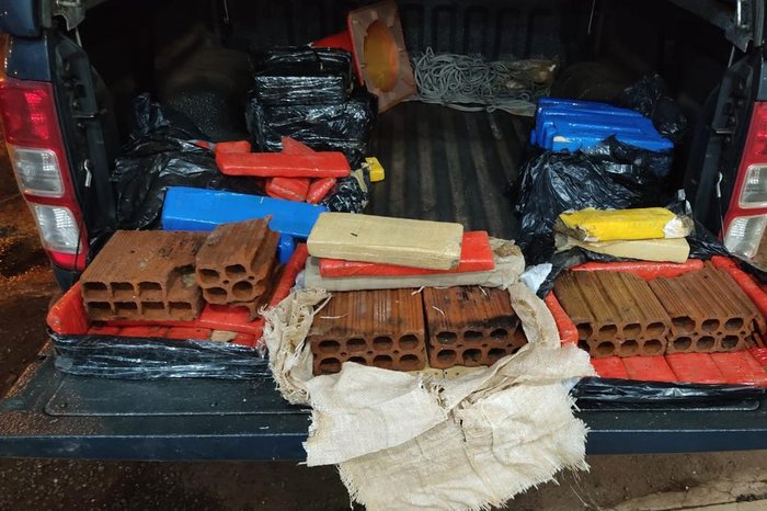 Traficante é parado pela polícia e descobre que estava carregando tijolos e não drogas