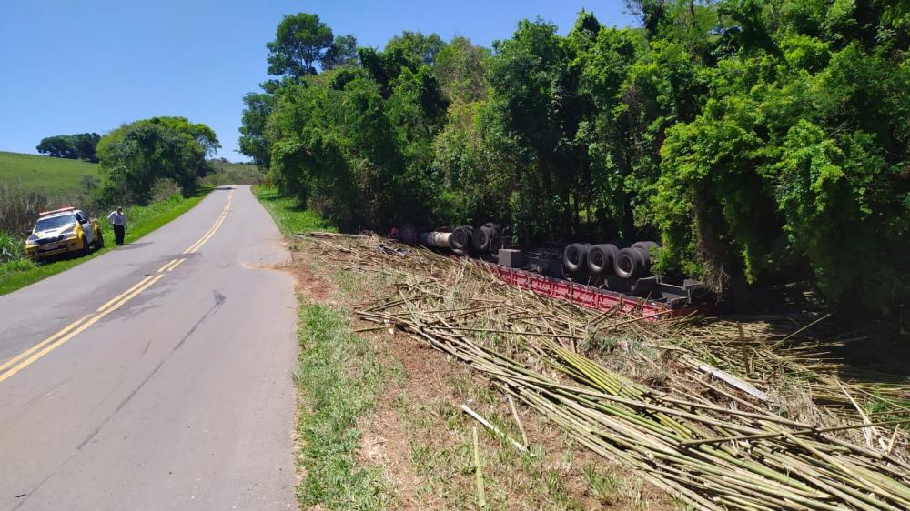 Carreta carregada com bambu tomba na PR-424 no Norte Pioneiro