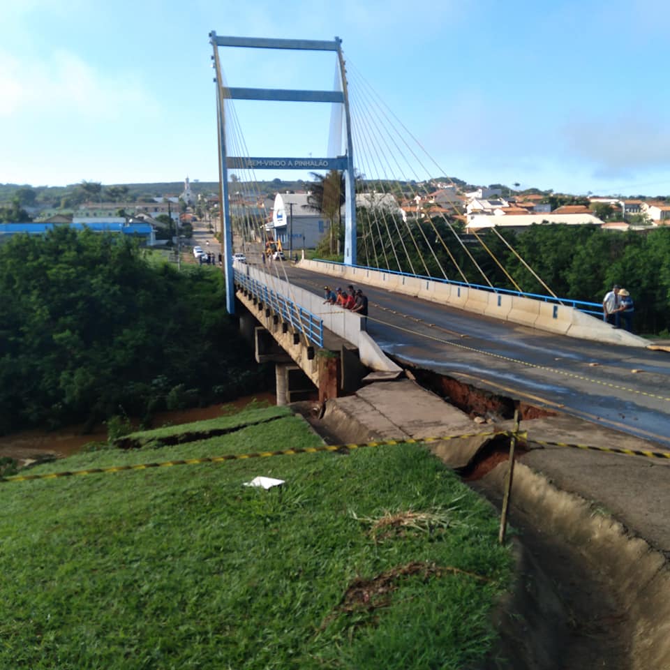 Deslizamentos de terra devido às chuvas interditam a Ponte Estaiada em Pinhalão